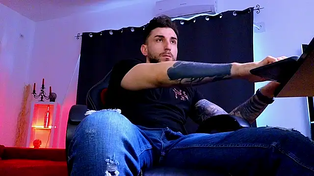 MightyAaron66 élő XXX-chatje