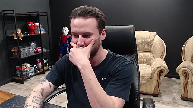 Show modela MihasikD na web-kameri