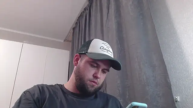 Ar4eewal élő XXX-chatje