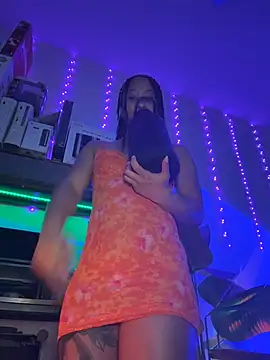 thebrattygoddess: διαδικτυακό σόου στην κάμερα