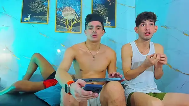 Pertunjukan Kamera Web Spicy_guys