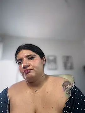 แชท XXX สดของ horny_roomiess