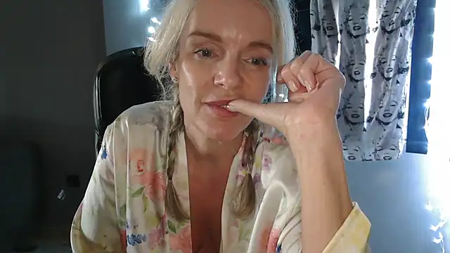 LadyMissNipsnLips Live XXX-Chat