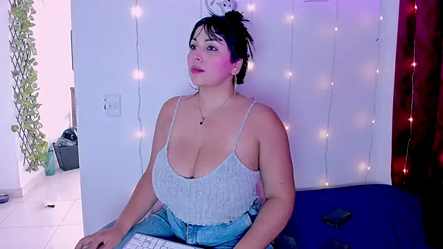 Show modela karlyprintt na web-kameri