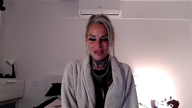 Sembang XXX Secara Langsung Sophie-Logan-Ink