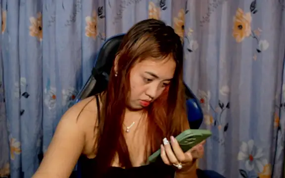 urlover_mae26's Live XXX Chat