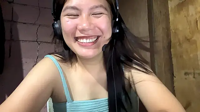 PeachyGlowBaby élő XXX-chatje