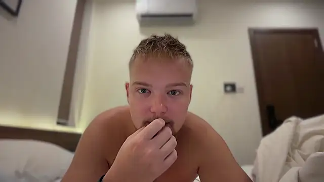 Max_Leman: διαδικτυακό σόου στην κάμερα