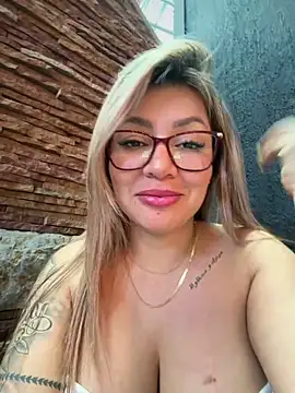 DIANITA_1988: διαδικτυακό σόου στην κάμερα