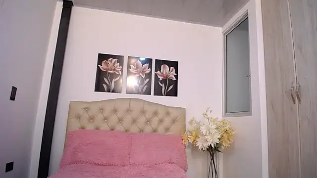 pinky_f00x's Live XXX Chat