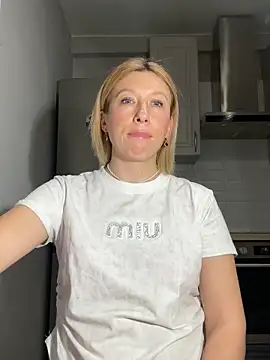 Kittie_Valentine Adlı Modelin Canlı XXX Sohbeti