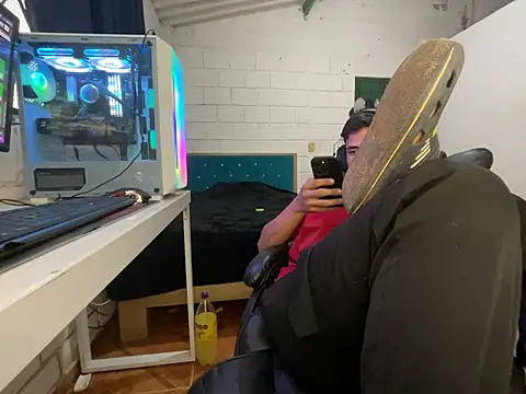 Max_TheHorseDick Pertunjukan Webcam