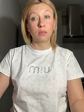 Kittie_Valentine Adlı Modelin Canlı XXX Sohbeti