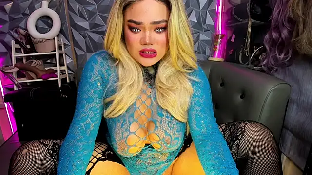 AlwaysHornyMia Pertunjukan Webcam