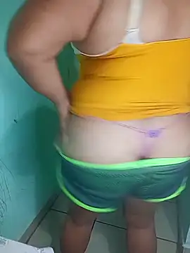 Pokazy przed kamerką – latina_bigtitss