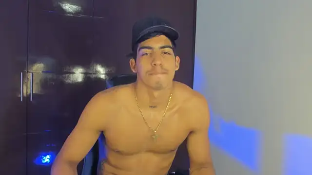 Milo_LatinBoy: διαδικτυακό σόου στην κάμερα