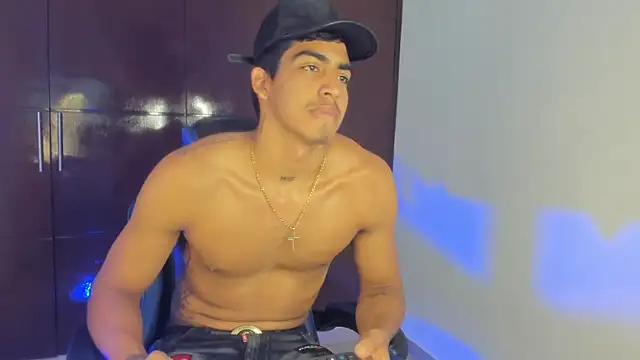 Milo_LatinBoyn Webbikameraesitys