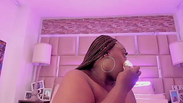 ShaniaBrownn's Live XXX Chat