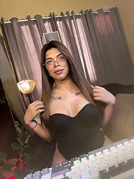 Pokazy przed kamerką – Nyxie_luxx