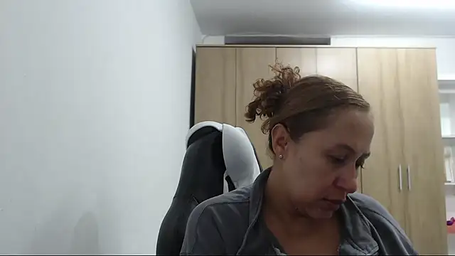 Chat +18 de RoxanaLove9 ao vivo