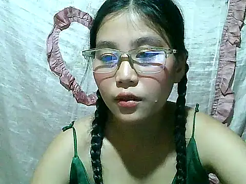 Pokazy przed kamerką – SexyAsianPussy4u