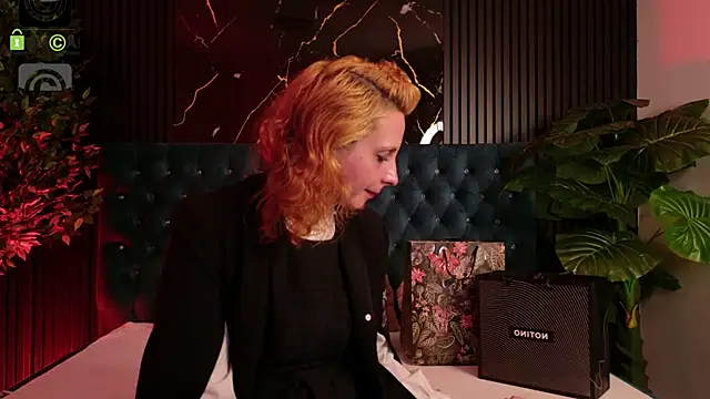 EllieKnights' Live XXX Chat