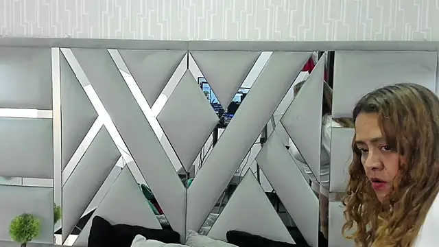 MonzerratBoyer live XXX chat