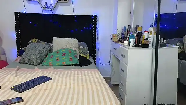 Chat +18 de charlotte_077 ao vivo