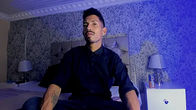 NoaahTylor Show in webcam