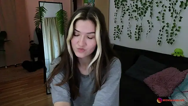 Chat +18 de moniequwu ao vivo