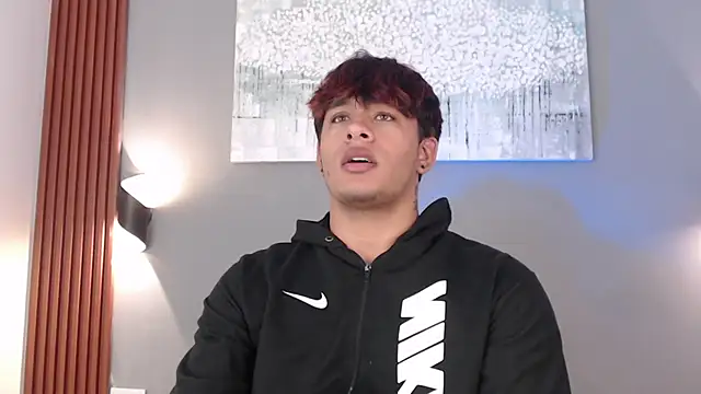 LuciferM_Star: διαδικτυακό σόου στην κάμερα