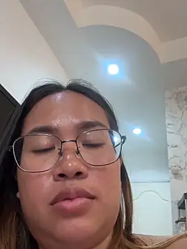 Ponthip 在線直播表演