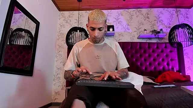 Онлайн чат XXX DrakeNeumann