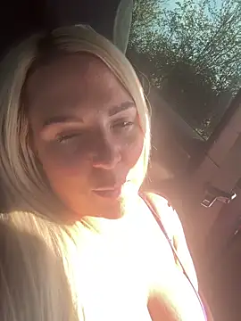 Bustyblondebabe32 网络视讯表演