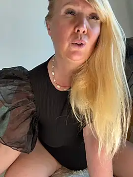 EmmaInLove23: онлайн-секс-чат