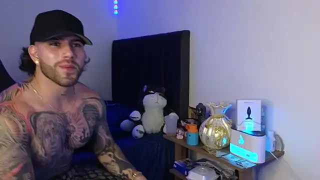 Ades_Lowe Show in webcam