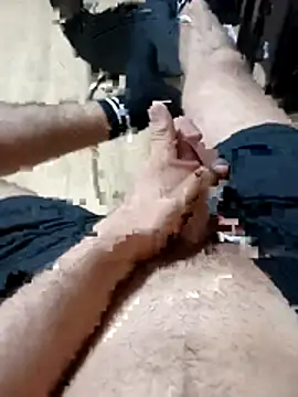 thejust_7: διαδικτυακό σόου στην κάμερα