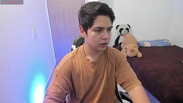 Asta_YunoXXX: διαδικτυακό σόου στην κάμερα