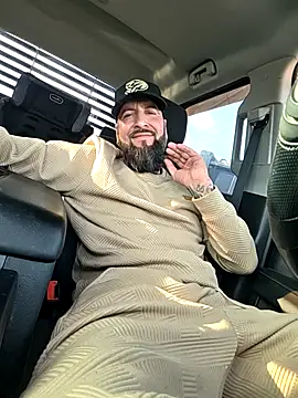 Beardedtattood: διαδικτυακό σόου στην κάμερα