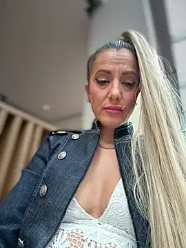 adya-aly's Live XXX Chat