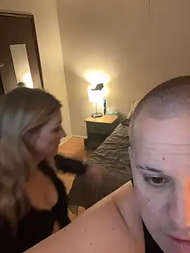 T-MarriedAndMessy-K: διαδικτυ ακό σόου στην κάμερα