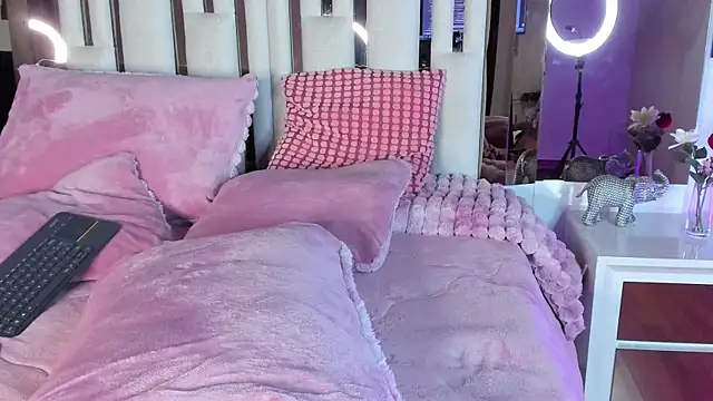 Cloee_Rainbow1's Webcam Show