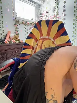 CurvesNChaos: διαδικτυακό σόου στην κάμερα