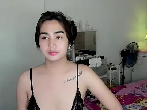 nica_doll Show in webcam