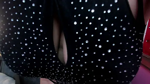 ScarletBigTitties' Live XXX Chat