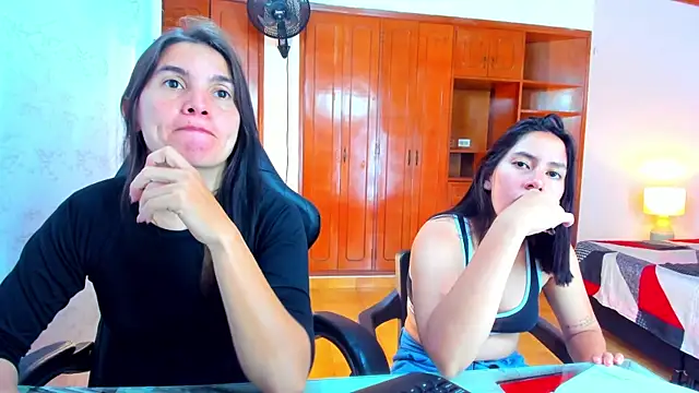 Emily_and_Soffy's Live XXX Chat