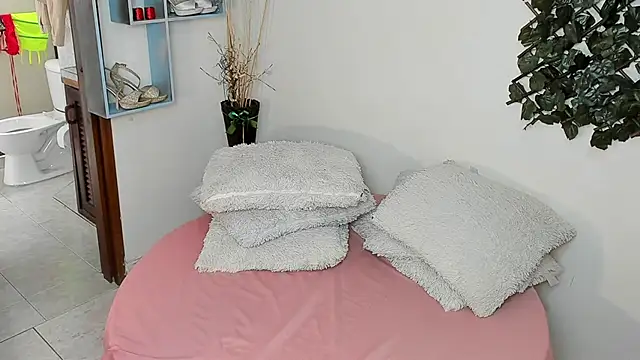 DestinyHills: онлайн-секс-чат