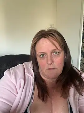 Busty-GilfQuinn: онлайн-секс-чат