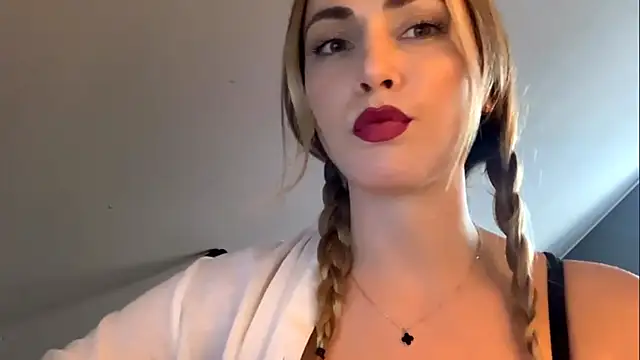 ScarlettSensitive's Live XXX Chat