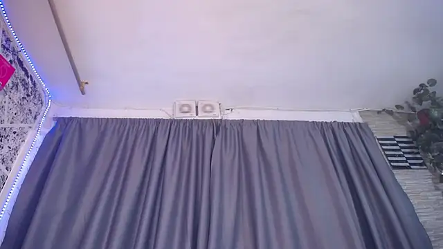 Pokazy przed kamerką – hornytsblonde